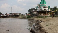 Badan Meteorologi, Klimatologi, dan Geofisika (BMKG) Kalimantan Tengah menyebutkan penyusutan debit air Sungai Kahayan merupakan dampak musim kemarau serta suhu udara yang cukup tinggi.   
