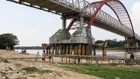 Warga beraktivitas di bantaran Sungai Kahayan yang mengalami penyusutan di Palangka Raya, Kalimantan Tengah, Senin (28/8/2023).  