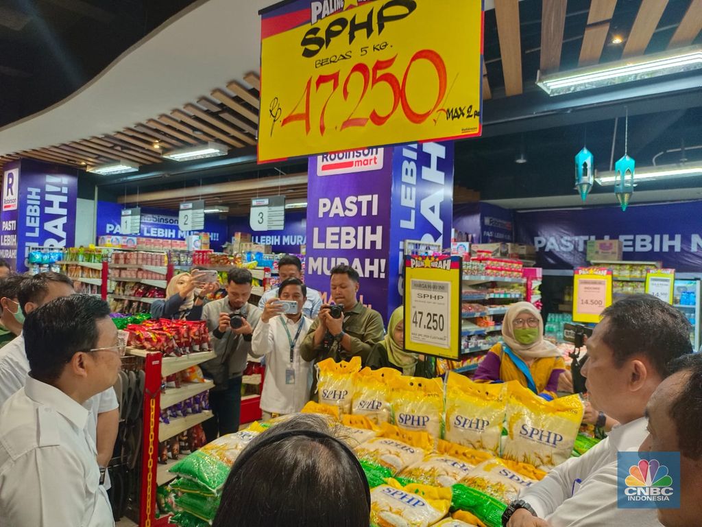 Dirut Bulog Budi Waseso dan Kepala Bapanas Arief Prasetyo Adi pantau ketersediaan beras di ritel modern, Robinson Klender, Senin (28/8/2023). (CNBC Indonesia/Martyasari Rizky)