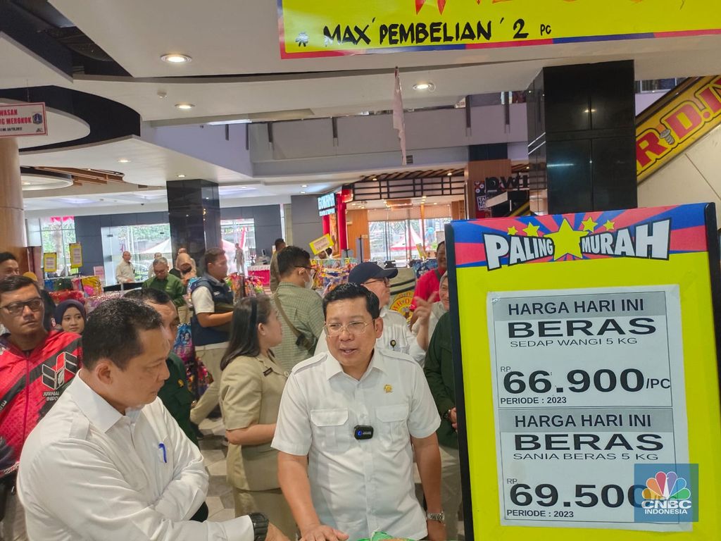Dirut Bulog Budi Waseso dan Kepala Bapanas Arief Prasetyo Adi pantau ketersediaan beras di ritel modern, Robinson Klender, Senin (28/8/2023). (CNBC Indonesia/Martyasari Rizky)