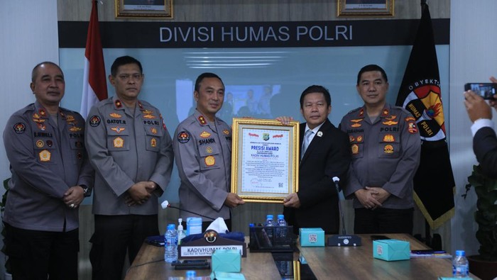 Divisi Humas Polri raih penghargaan presisi awards dari Lemkapi