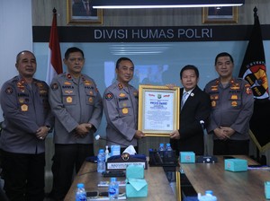 Divhumas Polri Raih Presisi Award atas Strategi Komunikasi Publik dari Lemkapi