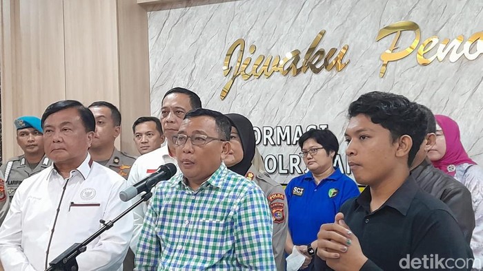 Dokter forensik RS Adam Malik Medan, Dr. Nasib M Situmorang (tengah)