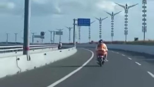 Dua orang berboncengan salah masuk jalur di Tol Bali Mandara. Videonya tersebar pada Senin (28/8/2023).