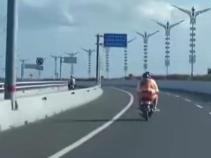Viral Bule Boncengan Naik Motor Santai Masuk Tol Bali Mandara