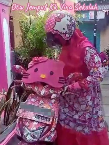 Foto Eka Diah Lestari, seorang wanita penggemar Hello Kitty. Dia mempunyai rumah, motor dan berbusana sehari-hari serba Hello Kitty. Sosoknya langsung viral di TikTok.