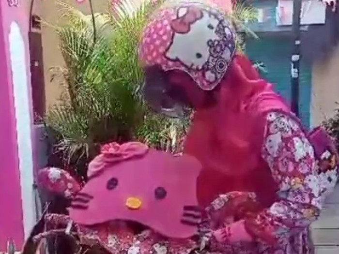 Foto Eka Diah Lestari, seorang wanita penggemar Hello Kitty. Dia mempunyai rumah, motor dan berbusana sehari-hari serba Hello Kitty. Sosoknya langsung viral di TikTok.
