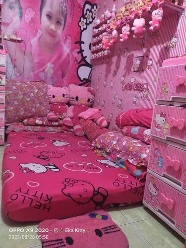 Foto Eka Diah Lestari, seorang wanita penggemar Hello Kitty. Dia mempunyai rumah, motor dan berbusana sehari-hari serba Hello Kitty. Sosoknya langsung viral di TikTok.