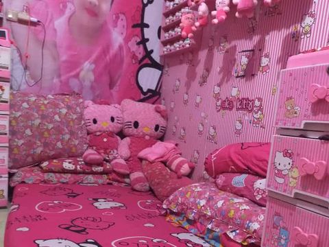 Eka Diah Lestari, seorang wanita penggemar Hello Kitty. Foto Eka Diah Lestari, seorang wanita penggemar Hello Kitty. Dia mempunyai rumah, motor dan berbusana sehari-hari serba Hello Kitty. Sosoknya langsung viral di TikTok.