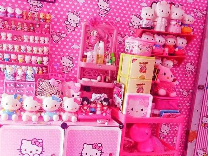 Foto Eka Diah Lestari, seorang wanita penggemar Hello Kitty. Dia mempunyai rumah, motor dan berbusana sehari-hari serba Hello Kitty. Sosoknya langsung viral di TikTok.