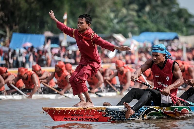 Festival Pacu Jalur Tradisional 2023 yang digelar di Tepian Narosa, Taluk Kuantan, Kabupaten Kuantan Singingi (Kuansing), Riau, mencuri banyak perhatian warganet, salah satunya aksi penari cilik yang menari di atas jalur atau perahu di tengah perlombaan, Kuantan Singingi, (25/8/2023).