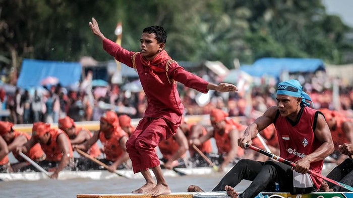 Festival Pacu Jalur Tradisional 2023 yang digelar di Tepian Narosa, Taluk Kuantan, Kabupaten Kuantan Singingi (Kuansing), Riau, mencuri banyak perhatian warganet, salah satunya aksi penari cilik yang menari di atas jalur atau perahu di tengah perlombaan, Kuantan Singingi, (25/8/2023).