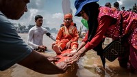 Penari cilik ini tampil menonjol karena mengenakan pakaian adat Melayu yang cerah dan tanjak di kepala. Sementara para pendayung memakai seragam sederhana berwarna sama sesuai tim mereka. (Dok. Kemenparekraf)