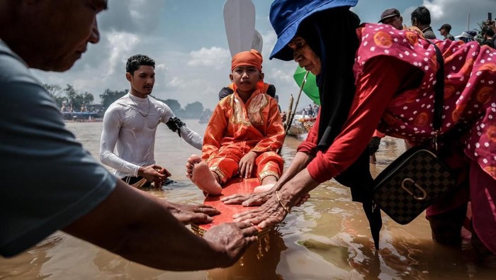 Festival Pacu Jalur Tradisional 2023 yang digelar di Tepian Narosa, Taluk Kuantan, Kabupaten Kuantan Singingi (Kuansing), Riau, mencuri banyak perhatian warganet, salah satunya aksi penari cilik yang menari di atas jalur atau perahu di tengah perlombaan, Kuantan Singingi, (25/8/2023).