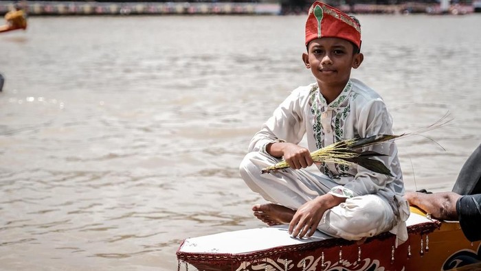 Festival Pacu Jalur Tradisional 2023 yang digelar di Tepian Narosa, Taluk Kuantan, Kabupaten Kuantan Singingi (Kuansing), Riau, mencuri banyak perhatian warganet, salah satunya aksi penari cilik yang menari di atas jalur atau perahu di tengah perlombaan, Kuantan Singingi, (25/8/2023).