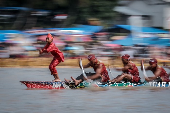 Festival Pacu Jalur Tradisional 2023 yang digelar di Tepian Narosa, Taluk Kuantan, Kabupaten Kuantan Singingi (Kuansing), Riau, mencuri banyak perhatian warganet, salah satunya aksi penari cilik yang menari di atas jalur atau perahu di tengah perlombaan, Kuantan Singingi, (25/8/2023).