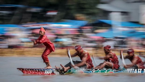 Festival Pacu Jalur Tradisional 2023 yang digelar di Tepian Narosa, Taluk Kuantan, Kabupaten Kuantan Singingi (Kuansing), Riau, mencuri banyak perhatian warganet, salah satunya aksi penari cilik yang menari di atas jalur atau perahu di tengah perlombaan, Kuantan Singingi, (25/8/2023).