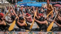 Tradisi pacu jalur sendiri sudah ada sejak abad ke-17. Awalnya digunakan sebagai moda transportasi dan perlombaan antar kampung, lalu berkembang menjadi festival besar setiap menjelang Hari Kemerdekaan RI di Kuantan Singingi, Riau. (Dok. Kemenparekraf)