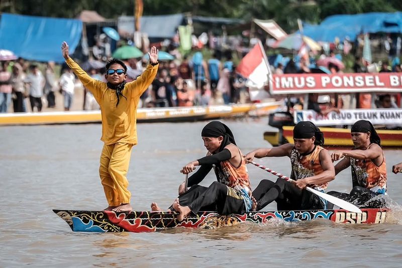 Festival Pacu Jalur Tradisional 2023 yang digelar di Tepian Narosa, Taluk Kuantan, Kabupaten Kuantan Singingi (Kuansing), Riau, mencuri banyak perhatian warganet, salah satunya aksi penari cilik yang menari di atas jalur atau perahu di tengah perlombaan, Kuantan Singingi, (25/8/2023).
