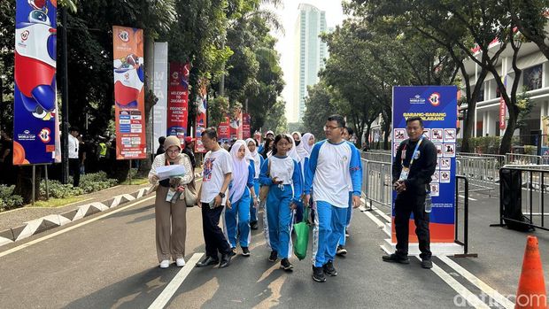 Pelajar dari sejumlah SMA di Jakarta dengan antusias ikut menonton FIBA World Cup 2023 di Indonesia Arena.