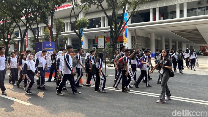 FIBA World Cup 2023, Antusiasme Pelajar SMA Nonton Basket Pelajar dari sejumlah SMA di Jakarta dengan antusias ikut menonton FIBA World Cup 2023 di Indonesia Arena.