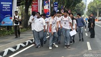 Mereka datang dengan menumpang bus sekolahnya. Usai berbaris di sekitar kawasan GBK, mereka dipersilakan masuk ke dalam venue dan memenuhi tribune dengan rapi. Foto: Mercy Raya/detikcom