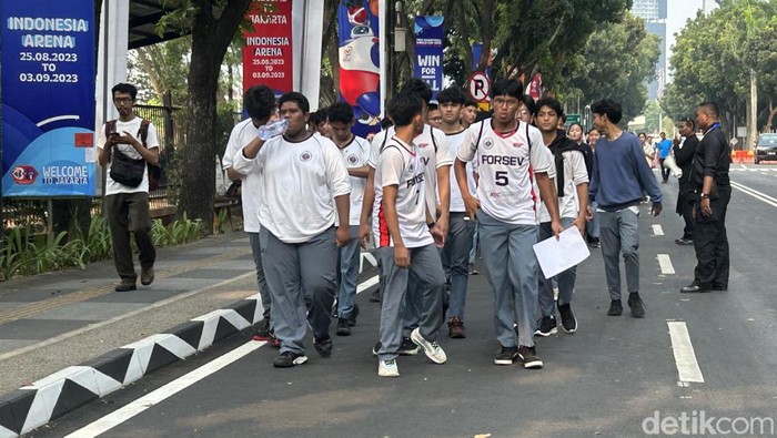 FIBA World Cup 2023, Antusiasme Pelajar SMA Nonton Basket Pelajar dari sejumlah SMA di Jakarta dengan antusias ikut menonton FIBA World Cup 2023 di Indonesia Arena.