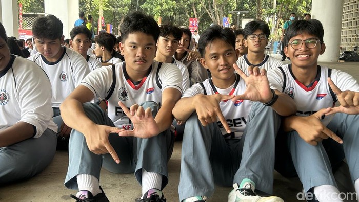 Pelajar dari sejumlah SMA di Jakarta dengan antusias ikut menonton FIBA World Cup 2023 di Indonesia Arena.