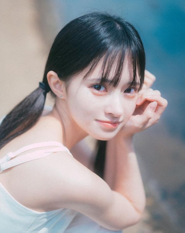 Fujisaki Nagi adalah artis asal Jepang yang poopuler di dunia tarik suara. Dia berduet dengan Saishu Mirai Shoujou. Wajah cantik dan imutnya kerap dikira AI. Foto: dok. Instagram/@ fujisakinagi