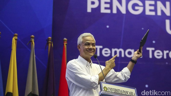 Gubernur Jawa Tengah Ganjar Pranowo memberikan pengarahan dalam acara Pengenalan Kehidupan Kampus Mahasiswa Baru (PKKMB) di Universitas Pancasila, Jakarta, Senin (28/8/2023).