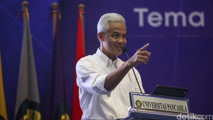 Gubernur Jawa Tengah Ganjar Pranowo memberikan pengarahan dalam acara Pengenalan Kehidupan Kampus Mahasiswa Baru (PKKMB) di Universitas Pancasila, Jakarta, Senin (28/8/2023).