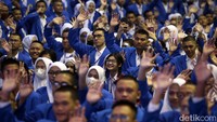 Aturan di atas tertuang dalam Peraturan Menteri Pendidikan, Kebudayaan, Riset, dan Teknologi (Permendikbudristek) No 53 Tahun 2023 tentang Penjaminan Mutu Pendidikan Tinggi. Peraturan terbaru ini diluncurkan Mendikbudristek Nadiem Makarim dalam Merdeka Belajar Episode 26: Transformasi Standar Nasional dan Akreditasi Pendidikan Tinggi, Selasa (29/8/2023). Nadiem menjelaskan, seharusnya setiap kepala prodi punya kemerdekaan untuk menentukan bagaimana cara pihaknya mengukur standar capaian kelulusan mereka. Untuk itu, kini standar terkait capaian lulusan ini tidak dijabarkan secara rinci lagi di Standar Nasional Pendidikan tinggi. Rifkianto Nugroho/detikcom