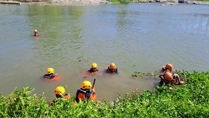Tim SAR gabungan melakukan pencarian terhadap korban tenggelam di Sungai Bone,  Kabupaten Bone Bolango, Gorontalo.