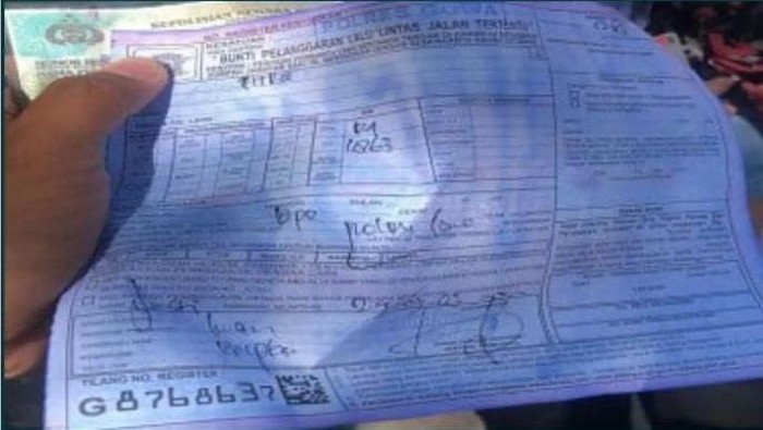 Oknum anggota Satlantas Polres Gowa, Sulawesi Selatan (Sulsel) diduga meminta pengendara mobil pelanggaran lalu lintas melakukan pembayaran denda tilang ke rekening pribadinya.