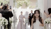 Yang bikin salah fokus adalah Gempi. Ia menjadi pengiring pengantin dalam kesempatan itu. Senyuman Gempi sangat manis. Foto: instagram Gritte Agatha