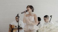And special thanks to ka @gisel_la sudah mengiringi langkahku bersama gempii. Tuhan berkati selalu, tulis Gritte Agatha dalam Instagram miliknya. Foto: instagram Gritte Agatha