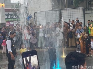 Ridwan Kamil Basah-basahan Bareng Bocah di Alun-alun Cimahi