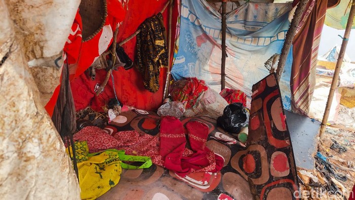 Gubuk pemulung yang ditinggalkan di TPA Sarimukti Gubuk pemulung yang ditinggalkan di TPA Sarimukti