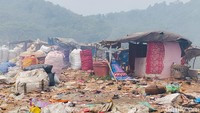 Kini gubuk-gubuk itu ditinggalkan. Api membakar sampah yang menjadi alas gubuk-gubuk itu berdiri. Ada gubuk yang masih utuh, ada yang hangus dilalap si jago merah.