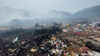 Para pemulung yang datang dari berbagai daerah di Jawa Barat itu sampai mendirikan gubuk di atas gunungan sampah sebagai tempat mereka melepas lelah.