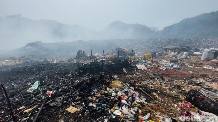 Gubuk pemulung yang ditinggalkan di TPA Sarimukti