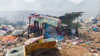 Saat kondisi TPA Sarimukti masih normal, ada 560 pemulung yang menggantungkan hidup dari gunungan sampah itu