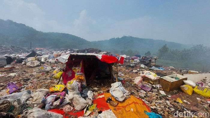 Gubuk pemulung yang ditinggalkan di TPA Sarimukti Gubuk pemulung yang ditinggalkan di TPA Sarimukti