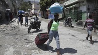 Begini potret warga Haiti di distrik Carrefour-Feuilles di Port-au-Prince saat mengungsi usai penembakan massal yang tewaskan 7 orang pada, Sabtu (26/8).