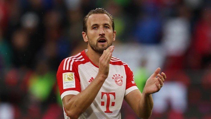 Soccer Football - Germany - Bundesliga - Bayern Munich v FC Augsburg - Allianz Arena, Munich, Germany - August 27, 2023 Bayern Munichs Harry Kane applauds fans after the match REUTERS/Leonhard Simon DFL REGULATIONS PROHIBIT ANY USE OF PHOTOGRAPHS AS IMAGE SEQUENCES AND/OR QUASI-VIDEO.