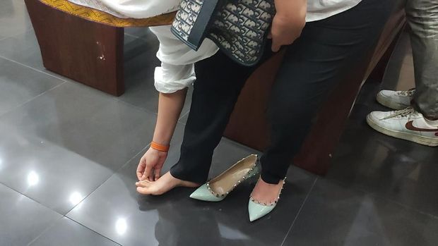 Hasnaeni 'Wanita Emas' menunjukkan luka di jari kaki yang disebut digigit tikus saat tidur di Rutan Pondok Bambu, Jakarta.