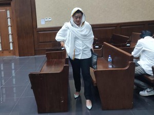 Momen Hasnaeni Wanita Emas Beri Kertas ke Hakim Jelang Vonis
