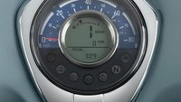 Panel instrumennya pun sudah mengadopsi analog dan digital yang modern. Bentuknya tetap membulat agar kesannya tetap klasik. Foto: Dok. Honda Powersports