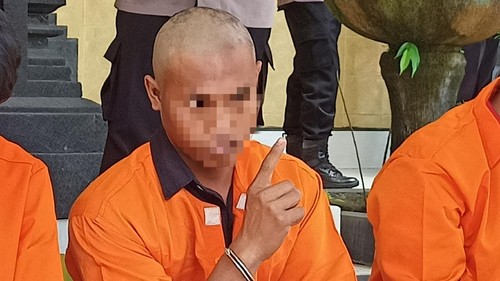 I Gede P, tersangka pemerkosaan terhadap keponakannya sendiri saat perkaranya dibeber Polres Tabanan, Senin (28/8/2023). (chairul amri simabur/detikBali)