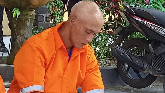 I Komang Ardana, buruh penggarap lahan yang menguras tabungan milik majikannya hingga 90 kali penarikan dengan nilai mencapai Rp 89 juta. (chairul amri simabur/detikBali)